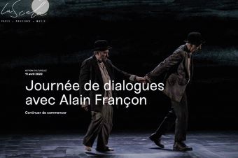 Photo d'une scène de théâtre avec deux acteurs jouant En attendant Godot de Samuel Beckett