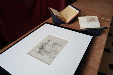 Photo d'un dessin et de deux carnets