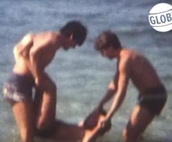 capture image film de la famille d'Anthony Passeron : garçons jouant dans l'eau