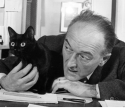 photo de Jean Vilar avec un chat noir